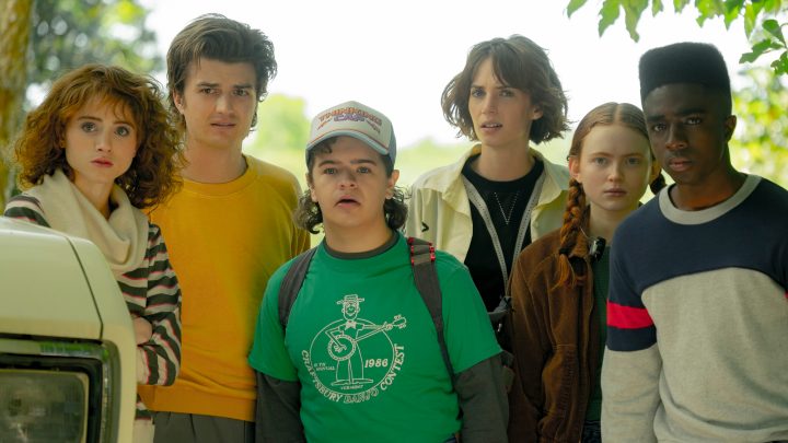 (L to R) Natalia Dyer as Nancy Wheeler, Joe Keery as Steve Harrington, Gaten Matarazzo as Dustin Henderson, Maya Hawke as Robin Buckley, Sadie Sink as Max Mayfield, and Caleb McLaughlin as Lucas Sinclair in STRANGER THINGS.