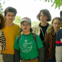 (L to R) Natalia Dyer as Nancy Wheeler, Joe Keery as Steve Harrington, Gaten Matarazzo as Dustin Henderson, Maya Hawke as Robin Buckley, Sadie Sink as Max Mayfield, and Caleb McLaughlin as Lucas Sinclair in STRANGER THINGS.